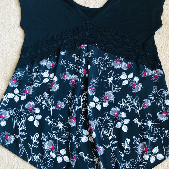 Black and Floral Hi-Lo Top - Picture 8 of 9